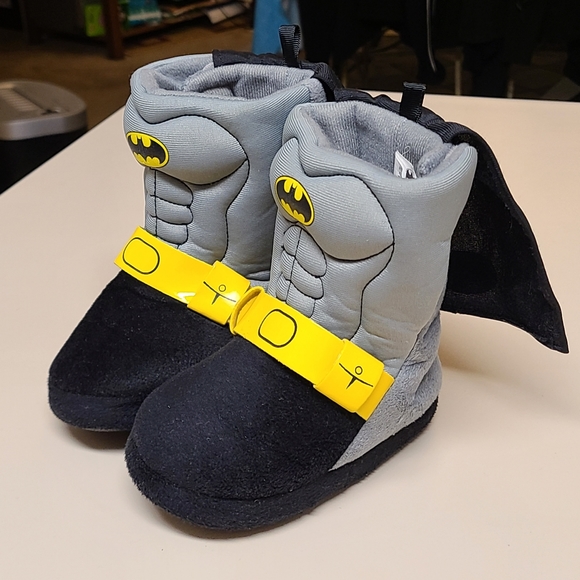 DC Comics Batman superhero slippers with cape size toddler 5-6 - Picture 1 of 8